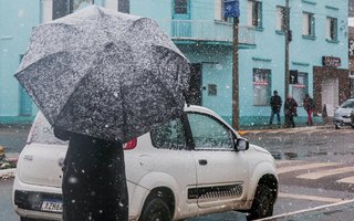 A tão esperada neve chegou em São José dos Ausentes na manhã desta quinta-feira (29). Os primeiros flocos foram registrados por volta de 7h40min. No amanhecer, por volta das 6h, a temperatura no termômetro no centro da cidade marcava 2ºC.<!-- NICAID(16048020) -->