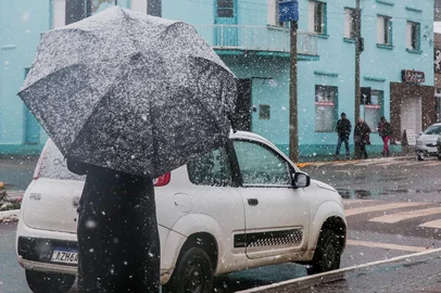 A tão esperada neve chegou em São José dos Ausentes na manhã desta quinta-feira (29). Os primeiros flocos foram registrados por volta de 7h40min. No amanhecer, por volta das 6h, a temperatura no termômetro no centro da cidade marcava 2ºC.<!-- NICAID(16048020) -->