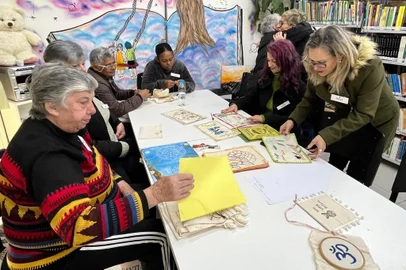 O Projeto Memórias Bordadas, em Bento Gonçalves, reúne semanalmente 14 mulheres com idades que variam dos 23 aos 70 anos, para aprender técnicas de bordado livre, além de realizar leituras em grupo.<!-- NICAID(15839473) -->