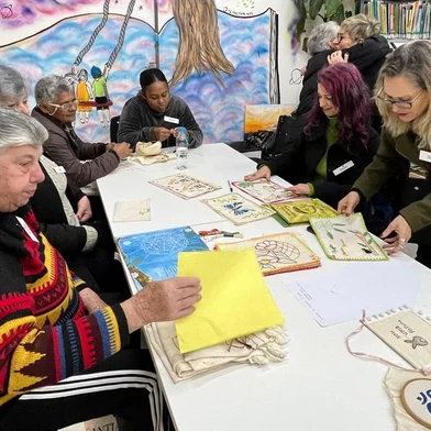 O Projeto Memórias Bordadas, em Bento Gonçalves, reúne semanalmente 14 mulheres com idades que variam dos 23 aos 70 anos, para aprender técnicas de bordado livre, além de realizar leituras em grupo.<!-- NICAID(15839473) -->
