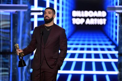 LAS VEGAS, NEVADA - MAY 01: Drake accepts the Top Artist award onstage during the 2019 Billboard Music Awards at MGM Grand Garden Arena on May 01, 2019 in Las Vegas, Nevada.   Kevin Winter/Getty Images for dcp/AFP<!-- NICAID(14062319) -->