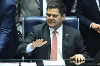 Alcolumbre vai pedir autorização ao STF para parlamentares visitarem Braga Netto na prisão<!-- NICAID(16008200) -->