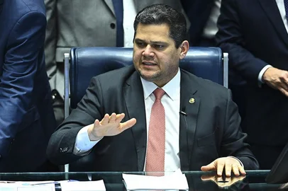 Alcolumbre vai pedir autorização ao STF para parlamentares visitarem Braga Netto na prisão<!-- NICAID(16008200) -->