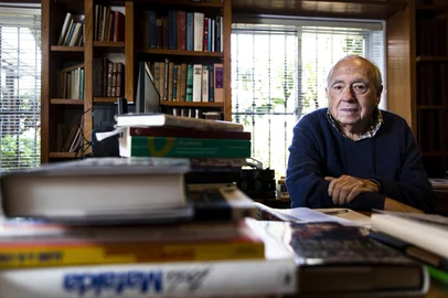 PORTO ALEGRE, RS, BRASIL, 23-09-2019: O escritor Luis Fernando Verissimo durante entrevista em casa, no bairro Petrópolis. Ele celebra 50 anos como cronista. (Foto: Mateus Bruxel / Agência RBS)Indexador: Mateus Bruxel<!-- NICAID(14260592) -->