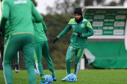 CAXIAS DO SUL, RS, BRASIL, 14/07/2023. Treino do Juventude no Centro de Formação de Atletas e Cidadãos (Cfac). A equipe disputa a série B do Campeonato Brasileiro. Na foto, o volante Jadson (ao centro). (Bruno Todeschini/Agência RBS)Indexador: BTK<!-- NICAID(15482775) -->
