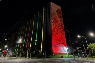 Vitor Netto / Agencia RBS Prédio do IPE PREV e do IPE Saúde com novo sistema de iluminação externa, nas cores amarela, azul, vermelha e verde, substituindo a antiga iluminação branca.<!-- NICAID(16366151) -->