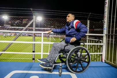 CAXIAS DO SUL, RS, BRASIL, 13/09/2025. Casal que viaja o Brasil e o mundo avaliando a acessibilidade dos estádios, conheceu os estádios de Caxias do Sul. Na foto, Cláudio Bazzoli (Neimar De Cesero/Agência RBS)Indexador: Neimar De Cesero<!-- NICAID(16124336) -->