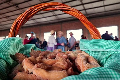Reafirmando a tradição cultural dos filós comunitários, a quinta edição do projeto Forqueta Cultural começa no próximo dia 7 de abril, às 15h, na Capela São Vigílio.Com música, teatro e dança, além da tradicional fartura à mesa, a proposta é reunir as comunidades de diversas capelas do interior do bairro caxiense, sempre aos domingos, mensalmente, até o mês de agosto. Em todos os encontros, a animação fica por conta do Grupo de Filó Felice Personne, com participação especial do Grupo Nani, que também cultiva as tradições da cultura italiana.<!-- NICAID(15721489) -->
