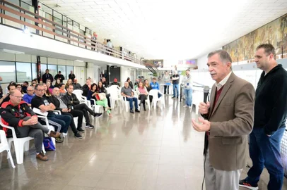 Os responsáveis pelos projetos aprovados no Financiamento de Desenvolvimento do Esporte e Lazer de Caxias do Sul 2024 (Fiesporte) estiveram em uma reunião técnica seguida da assinatura de um lote de contratos na quarta-feira (17), no Centro Administrativo do Município.<!-- NICAID(15738790) -->