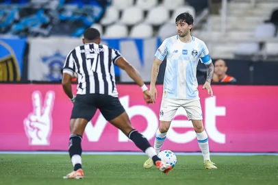 Gremio x BotafogoRS - FUTEBOL/CAMPEONATO BRASILEIRO 2026/GREMIO X BOTAFOGO  - ESPORTES - Lance da partida entre Gremio e Botafogo disputada na noite desta quarta-feira, no EstÃ¡dio Nilton Santos, valida pela Campeonato Brasileiro 2026. FOTO: LUCAS UEBEL/GREMIO FBPAEditoria: SPOLocal: Rio de JaneiroIndexador: Lucas UebelSecao: futebolFonte: Gremio.netFotógrafo: Gremio x Botafogo<!-- NICAID(16367428) -->