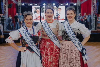 Jéssica Fernanda Schaab é eleita Rainha do Folclore Alemão de Nova PetrópolisNova Petrópolis elegeu a corte do Folclore Alemão 2026/2027 durante o 37º Baile de Escolha das Soberanas do Folclore Alemão, realizado na noite deste sábado, 18 de abril, na Sociedade Tiro ao Alvo. Jéssica Fernanda Schaab, do Grupo de Danças Folclóricas Sonnenschein, foi a eleita para ostentar a faixa de Rainha. Completam o trio de soberanas Olívia Nienow, do Böhmerlandtanzgruppe, escolhida como 1ª Princesa, e Ketrin Ananda Kich, do Grupo de Danças Folclóricas Internacional, 2ª Princesa.<!-- NICAID(16268847) -->