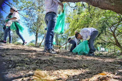 Mutirão recolhe resíduos da orla do Guaíba na zona sul de Porto Alegre<!-- NICAID(15894656) -->