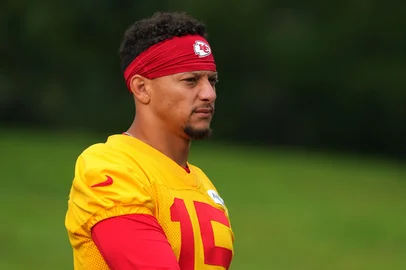 ST JOSEPH, MISSOURI - AUGUST 03: Patrick Mahomes #15 of the Kansas City Chiefs makes his way to the field before paractice at Missouri Western State University on August 03, 2025 in St Joseph, Missouri.   Ed Zurga/Getty Images/AFP (Photo by Ed Zurga / GETTY IMAGES NORTH AMERICA / Getty Images via AFP)<!-- NICAID(16094674) -->