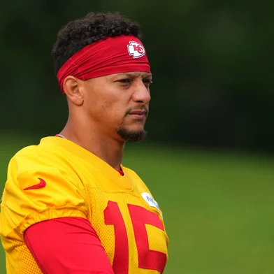 ST JOSEPH, MISSOURI - AUGUST 03: Patrick Mahomes #15 of the Kansas City Chiefs makes his way to the field before paractice at Missouri Western State University on August 03, 2025 in St Joseph, Missouri.   Ed Zurga/Getty Images/AFP (Photo by Ed Zurga / GETTY IMAGES NORTH AMERICA / Getty Images via AFP)<!-- NICAID(16094674) -->