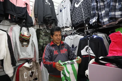 CAXIAS DO SUL, RS, BRASIL. 6.05.2025. Comerciantes avaliam primeiro mês de funcionamento do centro que abriga vendedores ambulantes em Caxias do Sul. (Ulisses Castro / Agência RBS).<!-- NICAID(16030993) -->