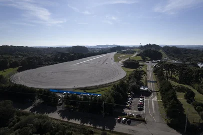 Farroupilha, RS, Brasil - Criado em 2010, o CTR é um complexo destinado ao desenvolvimento e homologação de produtos para a indústria da mobilidade no país. Localizado em Farroupilha, na Serra Gaúcha, em uma área de mais de 90 hectares, funciona como um hub de engenharias, oferecendo amplos serviços e time técnico especializado. Conta com ampla estrutura para atender diversos segmentos do setor de mobilidade: mais de 20 pistas, totalizando mais de 15 km, em diferentes tipos de pavimentos e condições para realização de testes, além de prédio de 2.200 m² com espaço técnico para preparação de veículos e laboratório estrutural.<!-- NICAID(15465455) -->