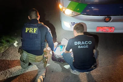 Divulgação / PRF Adolescente é apreendido com 12 quilos de drogas em ônibus na BR-293, em Hulha Negra