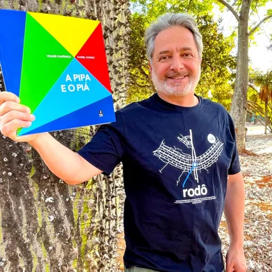 Obra aborda infância, migração, sonhos e o voo da imaginação, com ilustrações de Daniel Kondo. A sessão de autógrafos acontece neste domingo (14), às 15h, no Instituto de Leitura Quindim O premiado escritor, produtor cultural e diretor de teatro Volnei Canônica lança no próximo domingo (14), às 15h, no Instituto de Leitura Quindim, sua quinta obra literária: “A pipa e o piá” (editora Perabook). O livro conta com ilustrações do também premiado Daniel Kondo.<!-- NICAID(16121816) -->