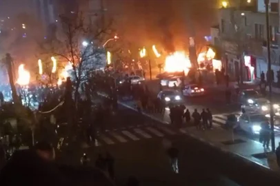 AFP / UGC TEERÃ, IRÃ - 14/01/2026 - Manifestações no Irã (Foto: AFP/UGC)<!-- NICAID(16204168) -->