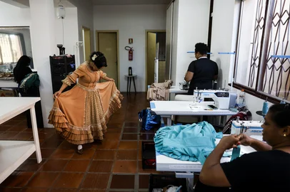 TAQUARI, RS, BRASIL, 18-11-2025: O IMPACTO DO ENART NA CONFECÇÃO DE INDUMENTÁRIAS. O Ateliê Traço Gaúcho, em Taquari, confecciona trajes tradicionais. Dos 80 grupos que dançarão no Enart neste ano, 20 utilizarão roupas produzidas pelo ateliê. Fotos: Duda Fortes/Agencia RBS<!-- NICAID(16169930) -->