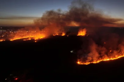 Um incêndio de grandes proporções atinge o município de Guaíba, na Região Metropolitana de Porto Alegre, e segue sem controle neste momento. O Corpo de Bombeiros de Guaíba trabalha para controlar o fogo, com apoio do Corpo de Bombeiros de Eldorado do Sul.<!-- NICAID(15991150) -->