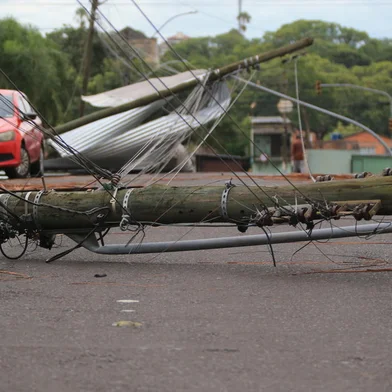 17/01/2024 - PORTO ALEGRE, RS, BRASIL - Situação após o temporal que atingiu a região metropolitana de Porto Alegre na noite desta terça-feira (16). Na imagem, os transtornos causados na Capital. FOTO: RONALDO BERNARDI, AGÊNCIA RBS<!-- NICAID(15652583) -->