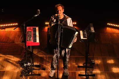 Dia 27 de maio, o Circuito Sesc de Música traz a Caxias do Sul show do paulista Marcelo Jeneci. Juntando tradição e modernidade, com arranjos sinfônicos, sintetizadores analógicos, melodias e letras marcantes, o músico é um artista único no cenário musical brasileiro.  A apresentação acontecerá no Teatro Municipal Pedro Parenti (Rua Dr. Montaury,1333) e os ingressos podem ser adquiridos no site www.sesc-rs.com.br/espetaculosculturais a partir de R$15.<!-- NICAID(16267065) -->