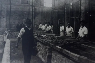 Uma churrasqueira de tijolos foi improvisada no interior da igreja São Pelegrino em construção, onde senhores como José Casara e Mengato assaram a carne, no final dos anos 1940, em Caxias do Sul.Igreja celebra 70 anos neste 2 de agosto de 2023. Foi inaugurada em 2 de agosto de 1953.<!-- NICAID(15498163) -->