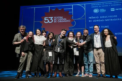 22/08/2025 - 53Âº Festival de Cinema de Gramado - âQuando a Gente Menina Cresceâ, de Neli Mombelli recebe o prÃªmio Melhor Filme, entregueÂ por Sofia Ferreira, presidente do IECINE e Fabian Thomas, secretÃ¡rio adjunto da secretaria de estado da Cultura do Rio Grande do Sul / Foto oficial: Edison Vara/Ag.Pressphoto<!-- NICAID(16108241) -->