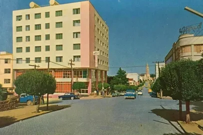 Alfred Hotel, na esquina das ruas Marechal Floriano e Sinimbu, em meados dos anos 1960. Empreendimento foi inaugurado em 22 de dezembro de 1963. Atualmente, passa por revitalização.<!-- NICAID(15820147) -->