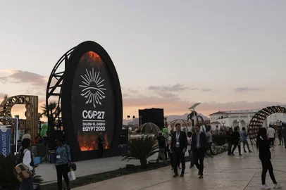 People walk at the green zone of the Sharm el-Sheikh International Convention Centre, during the COP27 climate conference in Egypt's Red Sea resort city of the same name, on November 9, 2022. (Photo by Mohammed ABED / AFP)Editoria: SCILocal: Sharm el SheikhIndexador: MOHAMMED ABEDSecao: weather scienceFonte: AFPFotógrafo: STF<!-- NICAID(15259658) -->