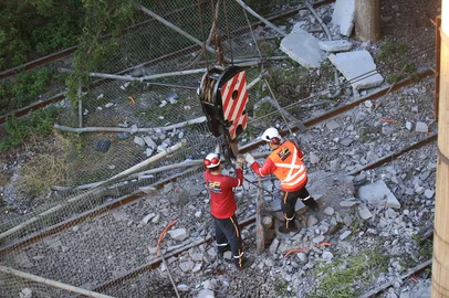 ESTEIO, RS, BRASIL, 13-04-2026: Um caminhão tombou na BR-116, na altura do km 259, no viaduto próximo à Refinaria Alberto Pasqualini (Refap), no limite entre Canoas e Esteio, na Região Metropolitana. Foto: Ronaldo Bernardi/Agência RBS<!-- NICAID(16264580) -->