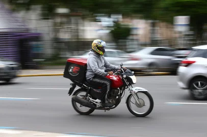 CAXIAS DO SUL, RS, BRASIL, 30/10/2025. Atividade profissional de telentrega e delivery é uma das que está ajudando a puxar os empregos no setor de serviços em Caxias do Sul. Setor foi um dos responsáveis pelo saldo positivo na geração de empregos no mês de setembro no município. Na foto, motoboys em atividade. (Porthus Junior/Agência RBS)<!-- NICAID(16157500) -->