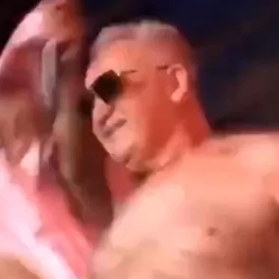 Prefeito de Itaituba (PA), Valmir Climaco (MDB), aparece sem camisa em vídeo durante festa<!-- NICAID(15036628) -->