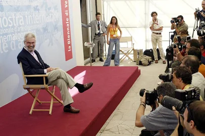 (FILES) US director Robert Benton poses during a photo call at Venice Lido, August 30, 2003. Benton is in Venice with his starring actors to present his movie " The Human Stain" shown  out of competition at the Venice International Film festival. Benton, the Oscar-winning writer and director of "Kramer vs Kramer," has died in his US home, The New York Times reported May 13. He was 92. Benton was also known for the 1984 film "Places in the Heart" and had extensive writing and directing credits for influential movies throughout the 1960s and 1970s. The Times reported Benton died on May 11, 2025, and his death was confirmed by his longtime assistant and manager, Marisa Forzano. (Photo by Vincenzo PINTO / AFP)<!-- NICAID(16036465) -->