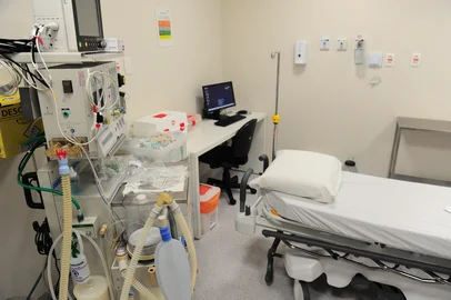 CAXIAS DO SUL, RS, BRASIL, 14/03/2023. Novo centro de endoscopia do Hospital Virvi Ramos, em Caxias do Sul. Na foto, sala utilizada para os procedimentos de endoscopia. (Bruno Todeschini/Agência RBS)Indexador: BTK<!-- NICAID(15374785) -->