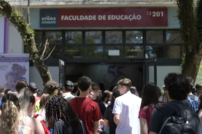 Primeiro dia do vestibular da UFRGS reúne milhares de candidatos pelo Estado<!-- NICAID(16177034) -->