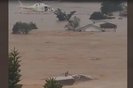 Vídeo mostra momento em que casa desaba durante salvamento com helicóptero da Brigada Militar<!-- NICAID(15752238) -->