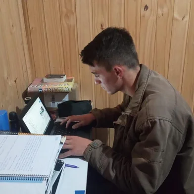 Gilliard Gaviolli, 17 anos, é aluno da rede pública em Santiago. Ele mora no interior da cidade e está sem transporte escolar há cerca de três meses <!-- NICAID(15117032) -->