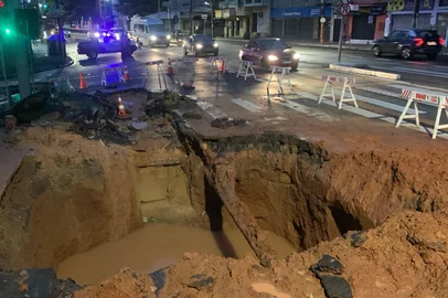PORTO ALEGRE, 08/04/2025, Buraco gigante causa transtornos no trânsito na Avenida Protasio Alves.<!-- NICAID(16012219) -->
