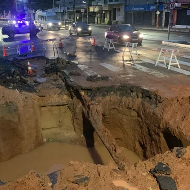 PORTO ALEGRE, 08/04/2025, Buraco gigante causa transtornos no trânsito na Avenida Protasio Alves.<!-- NICAID(16012219) -->