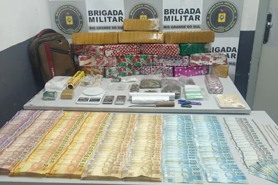 Trio é preso com 20 tijolos de maconha e mais de R$ 24 mil em Caxias do Sul.<!-- NICAID(16029888) -->