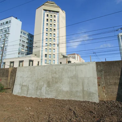 Porto Alegre, RS. 27/02/2025. A Prefeitura concluiu nesta quinta-feira, 27, o fechamento definitivo das comportas 5 e 7 do sistema de proteção contra cheias, localizadas na avenida Mauá, no Centro Histórico.<!-- NICAID(15985920) -->