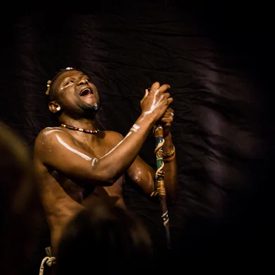 O artista moçambicano Klement Tsamba está no Rio Grande do Sul onde promove a em circulação de sua obra que dialoga com com a oralidade das histórias africanas e os livros do moçambicano Mia Couto.Ele vai estar em Caxias para apresentar o espetáculo "Nos Tempos de Gungunhana" (21/10)  e a oficina  "Karingana wa Karingana - Jogos de contar e cantar histórias" (22/10).<!-- NICAID(16144366) -->
