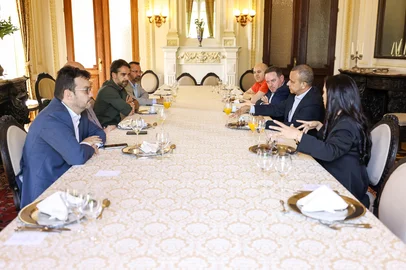 Leite almoça com líderes de partidos e apela por aliança ampla em torno de Gabriel<!-- NICAID(16177936) -->