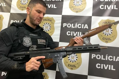 ***EM BAIXA***PORTO ALEGRE, RS, BRASIL, 17-06-2025: Facção envolvida em tiroteio que matou jovem com bala perdida na Restinga é alvo da polícia. Grupo criminoso também é apontado como responsável por, pelo menos, dois ataques recentes a tiros na zona sul de Porto Alegre e em Canoas. Durante a Operação Para Bellum — Fase Pandora, são cumpridas 41 ordens judiciais, na zona sul da Capital, sendo quatro mandados de prisão preventiva e 37 de busca e apreensão. Foto: Ronaldo Bernardi/Agência RBS<!-- NICAID(16061448) -->