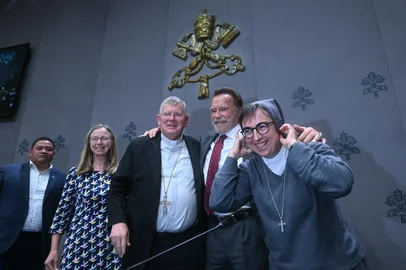 From left : Climate activist Maina Talia, Lorna Gold, executive director of the Laudato Si movement, cardinal Jaime Spengler, US actor Arnold Schwarzenegger, Italian economist, sister Alessandra Smerilli pose for a photo after a press conference about 'Raising Hope for Climate Justice" in The Vatican on September 30, 2025. (Photo by Filippo MONTEFORTE / AFP)Editoria: RELLocal: Vatican CityIndexador: FILIPPO MONTEFORTESecao: popeFonte: AFPFotógrafo: STF<!-- NICAID(16136147) -->