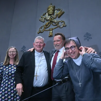 From left : Climate activist Maina Talia, Lorna Gold, executive director of the Laudato Si movement, cardinal Jaime Spengler, US actor Arnold Schwarzenegger, Italian economist, sister Alessandra Smerilli pose for a photo after a press conference about 'Raising Hope for Climate Justice" in The Vatican on September 30, 2025. (Photo by Filippo MONTEFORTE / AFP)Editoria: RELLocal: Vatican CityIndexador: FILIPPO MONTEFORTESecao: popeFonte: AFPFotógrafo: STF<!-- NICAID(16136147) -->