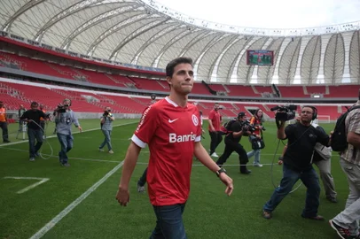 PORTO ALEGRE, RS, BRASIL, 19-09-2014: Apresentação do jogador Nilmar aos torcedores do Sport Club Internacional. (Foto: Ricardo Duarte/Agência RBS/Esportes)<!-- NICAID(10841700) -->