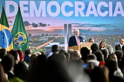 Brazils President Luiz Inacio Lula da Silva delivers a speech during the Ceremony in Defense of Democracy marking the third anniversary of the attempted coup d'état involving the invasion and destruction of buildings of the three branches of government, at the Planalto Palace in Brasília, on January 8, 2026. (Photo by Evaristo Sa / AFP)Editoria: WARLocal: BrasíliaIndexador: EVARISTO SASecao: coup d'etatFonte: AFPFotógrafo: STF<!-- NICAID(16200298) -->